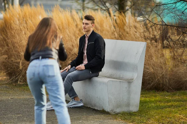 Fotógrafa Sexo Feminino Tirando Fotos Homem Usar Óculos Sentado Banco — Fotografia de Stock