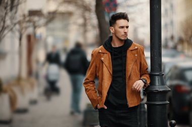 Duvarın yanında görünümlü adam stand model ve onun gözetiminde bak