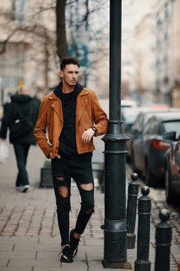 Duvarın yanında görünümlü adam stand model ve onun gözetiminde bak