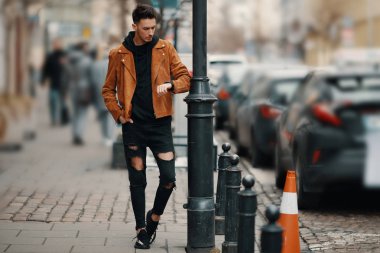 Duvarın yanında görünümlü adam stand model ve onun gözetiminde bak