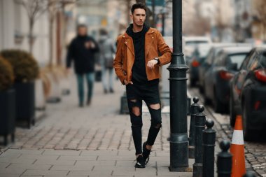 Duvarın yanında görünümlü adam stand model ve onun gözetiminde bak