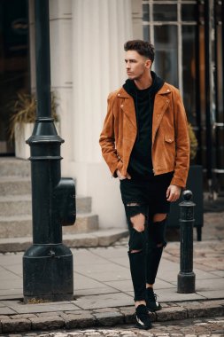 Araba arka plan ile sokak şehir model görünümlü adam kürsüye,