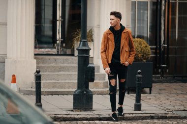 Araba arka plan ile sokak şehir model görünümlü adam kürsüye,