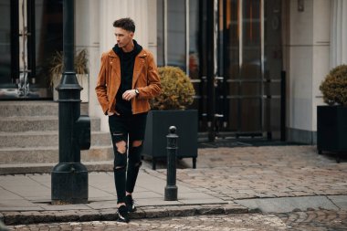 Duvarın yanında görünümlü adam stand model ve onun gözetiminde bak