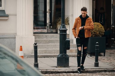 Duvarın yanında görünümlü adam stand model ve onun gözetiminde bak