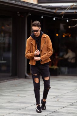 Araba arka plan ile sokak şehir model görünümlü adam kürsüye,