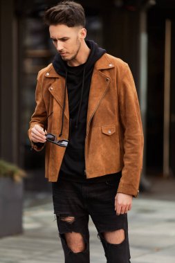 Araba arka plan ile sokak şehir model görünümlü adam kürsüye,