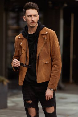 Araba arka plan ile sokak şehir model görünümlü adam kürsüye,