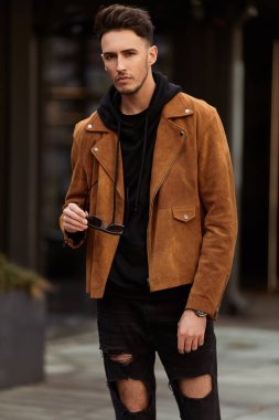 Araba arka plan ile sokak şehir model görünümlü adam kürsüye,