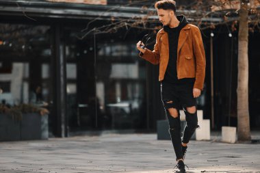 Araba arka plan ile sokak şehir model görünümlü adam kürsüye,