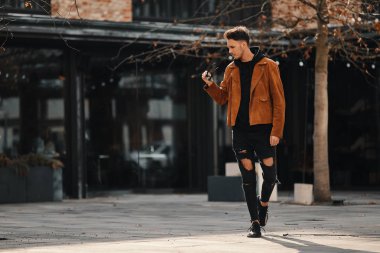 Araba arka plan ile sokak şehir model görünümlü adam kürsüye,