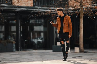 Araba arka plan ile sokak şehir model görünümlü adam kürsüye,