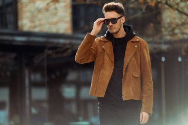 Araba arka plan ile sokak şehir model görünümlü adam kürsüye,