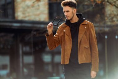 Araba arka plan ile sokak şehir model görünümlü adam kürsüye,