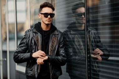 Duvarın yanında görünümlü adam stand model ve onun gözetiminde bak