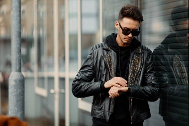 Duvarın yanında görünümlü adam stand model ve onun gözetiminde bak