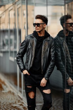 Araba arka plan ile sokak şehir model görünümlü adam kürsüye,