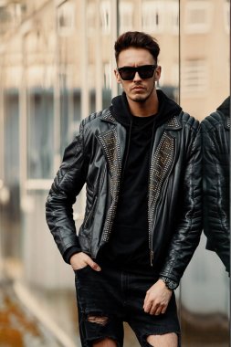 Araba arka plan ile sokak şehir model görünümlü adam kürsüye,