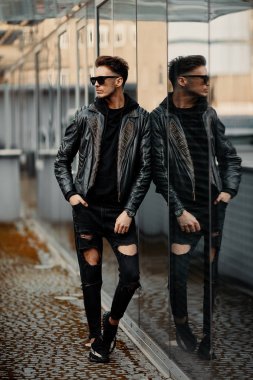 Araba arka plan ile sokak şehir model görünümlü adam kürsüye,