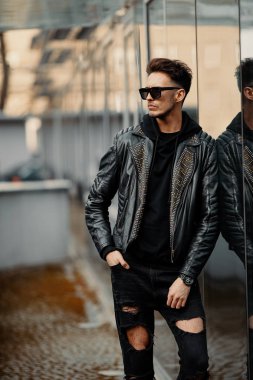 Araba arka plan ile sokak şehir model görünümlü adam kürsüye,