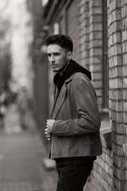 Duvarın yanında görünümlü adam stand model ve onun gözetiminde bak