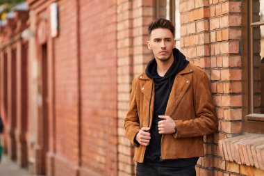 Duvarın yanında görünümlü adam stand model ve onun gözetiminde bak