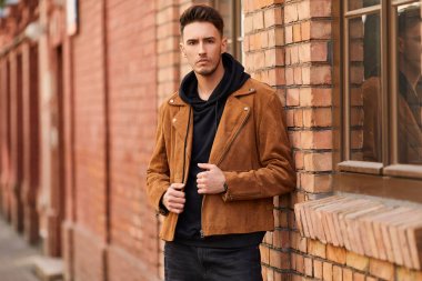 Duvarın yanında görünümlü adam stand model ve onun gözetiminde bak