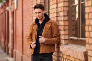 Duvarın yanında görünümlü adam stand model ve onun gözetiminde bak