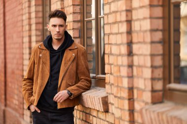 Duvarın yanında görünümlü adam stand model ve onun gözetiminde bak