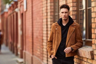 Duvarın yanında görünümlü adam stand model ve onun gözetiminde bak