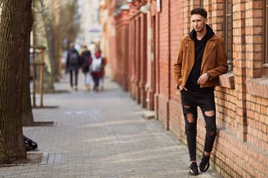 Duvarın yanında görünümlü adam stand model ve onun gözetiminde bak