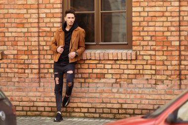 Duvarın yanında görünümlü adam stand model ve onun gözetiminde bak