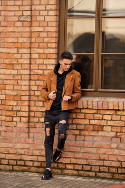 Duvarın yanında görünümlü adam stand model ve onun gözetiminde bak