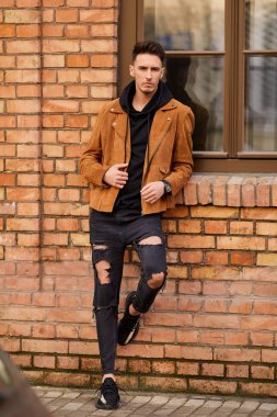 Duvarın yanında görünümlü adam stand model ve onun gözetiminde bak