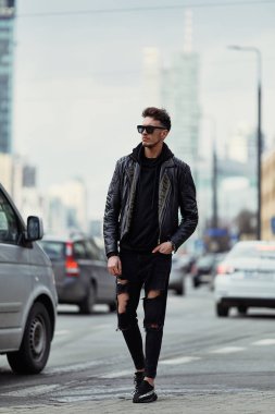 Araba arka plan ile sokak şehir model görünümlü adam kürsüye,