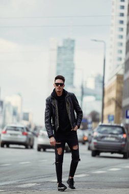 Araba arka plan ile sokak şehir model görünümlü adam kürsüye,