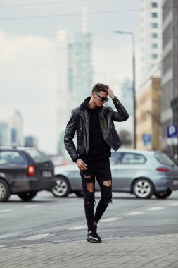 Araba arka plan ile sokak şehir model görünümlü adam kürsüye,