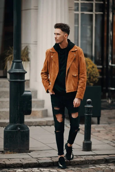 Araba arka plan ile sokak şehir model görünümlü adam kürsüye,