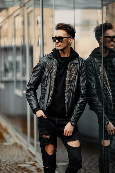 Araba arka plan ile sokak şehir model görünümlü adam kürsüye,