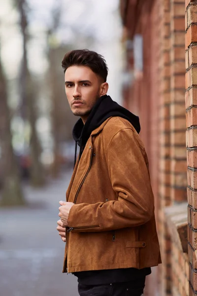 Duvarın yanında görünümlü adam stand model ve onun gözetiminde bak