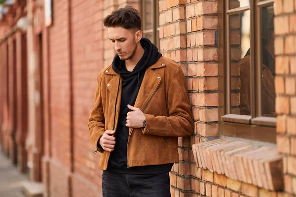 Duvarın yanında görünümlü adam stand model ve onun gözetiminde bak