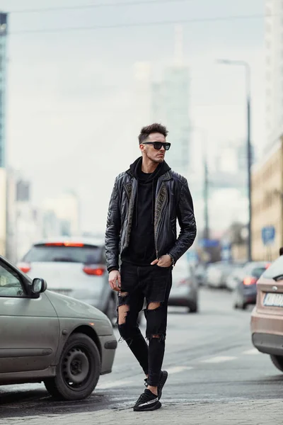 Modelo buscando hombre de pie en la calle de la ciudad con los coches de fondo , —  Fotos de Stock