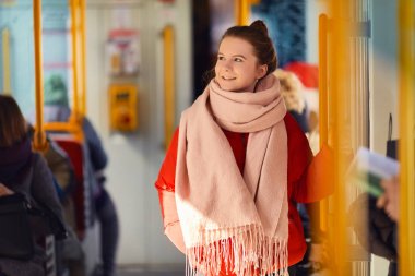 Genç güzel kız stand tramvay ve pencere göz 