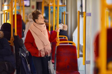 Genç güzel kız stand tramvay ve pencere göz 