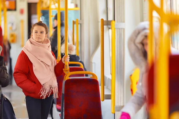 Młoda Ładna dziewczyna stoisko w tramwaj i spojrzenie na okna — Zdjęcie stockowe