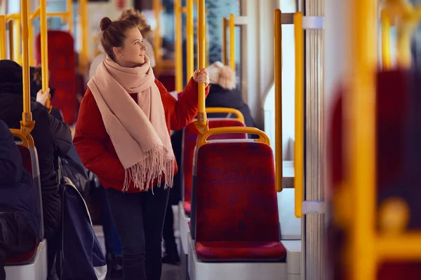 Genç güzel kız stand tramvay ve pencere göz 