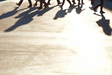 Gün batımı arka plan ile sokakta yürürken insanlar