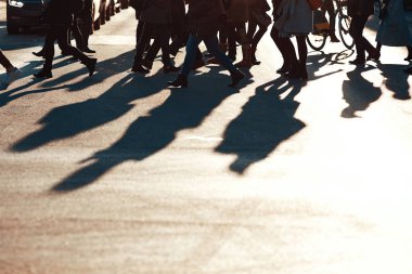 Gün batımı arka plan ile sokakta yürürken insanlar