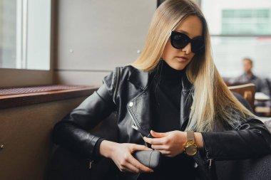 Dava ile elektronik sigara kadar kapatın ve kız backgro üzerinde bulanıklık
