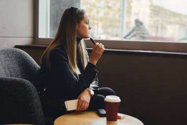 Yakın masada telefon, Sigara ve kahve ile bak